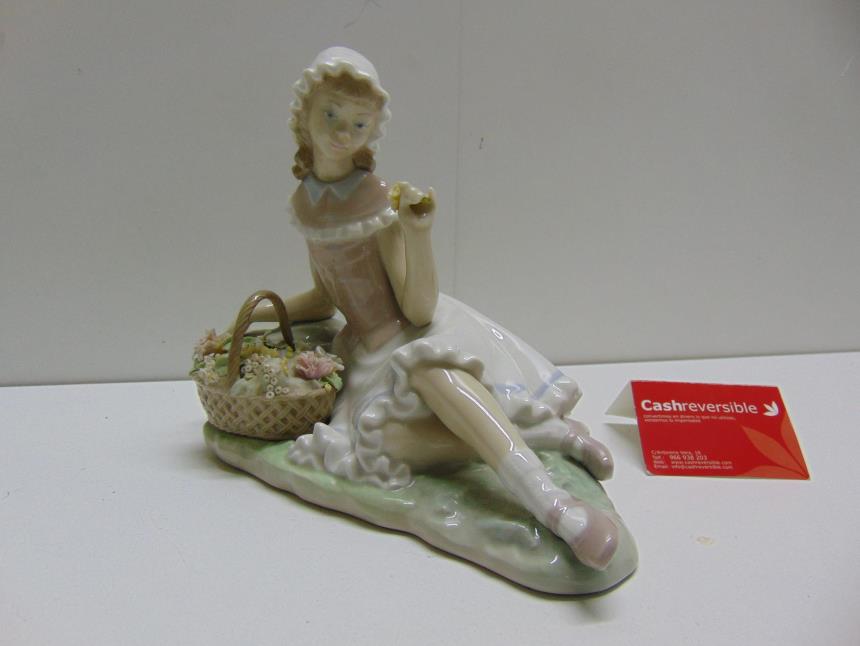 FIGURA DE PORCELANA
