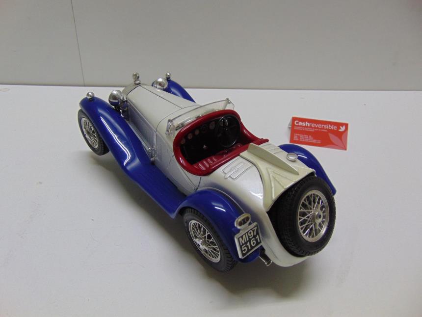 COCHE A ESCALA 1/18