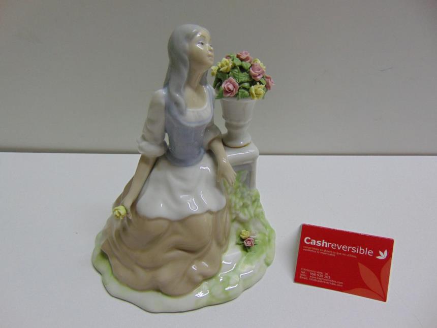articulos_imagen1_121899.jpg FIGURA DE PORCELANA