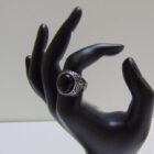 ANILLO CON PIEDRA NEGRA