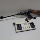 CONSOLA VINTAGE CON PISTOLA