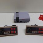 CONSOLA 8 BIT CON DOS MANDOS Y HDMI