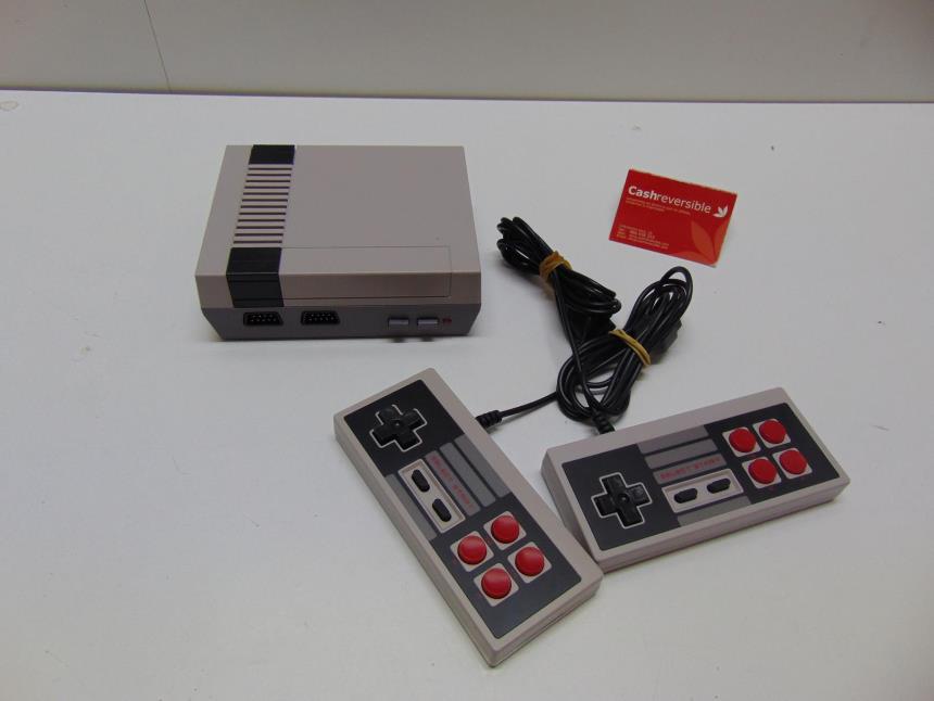 articulos_imagen1_151643.jpg CONSOLA 8 BITS CON 2 MANDOS