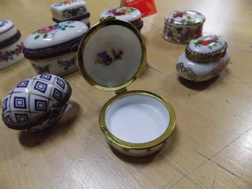 CAJITA DECORATIVA DE PORCELANA FINA