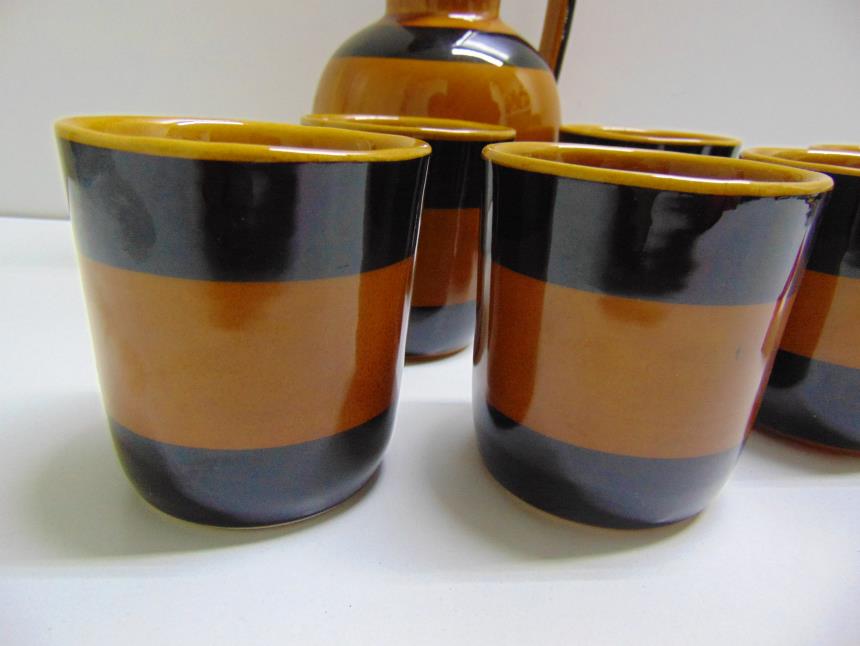 JARRA Y 6 VASOS DECORATIVOS