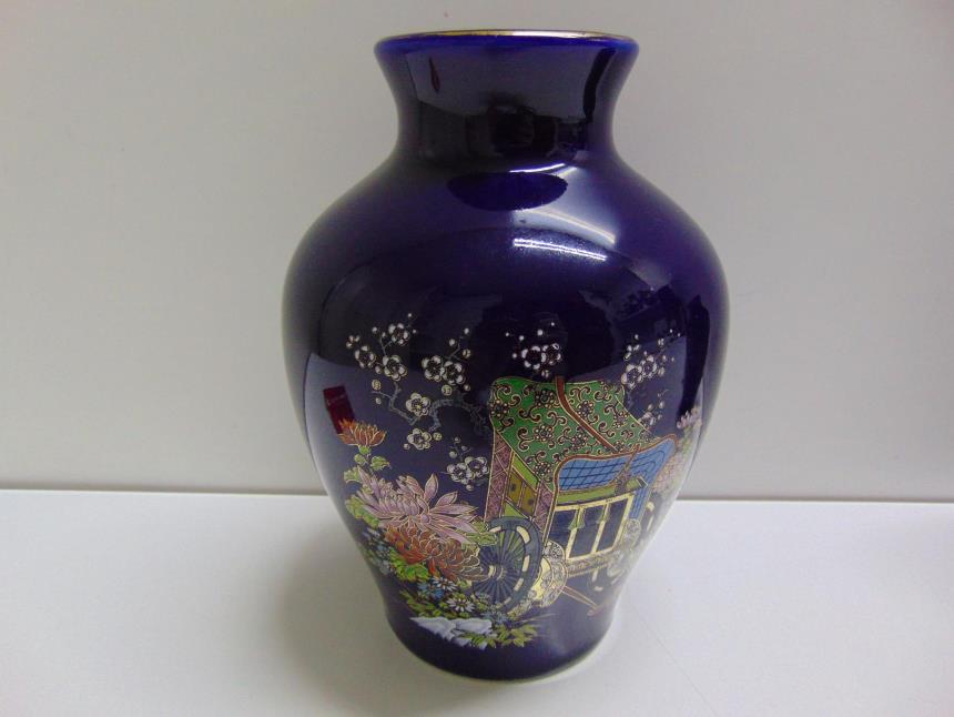 CONJUNTO DE 3 JARRONES DE PORCELANA