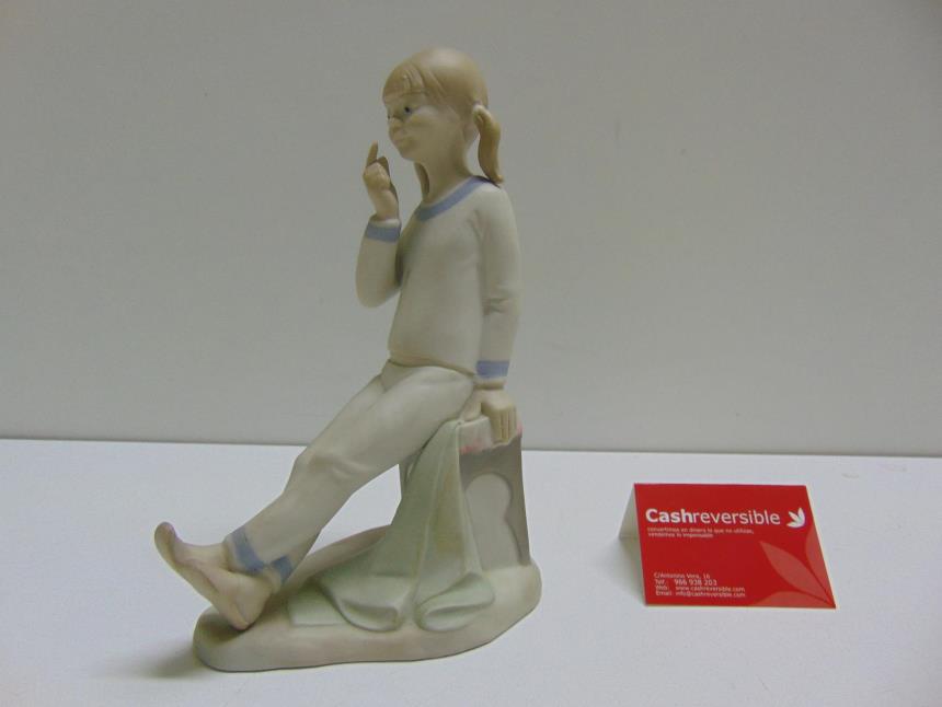 FIGURA DE PORCELANA DECORATIVA