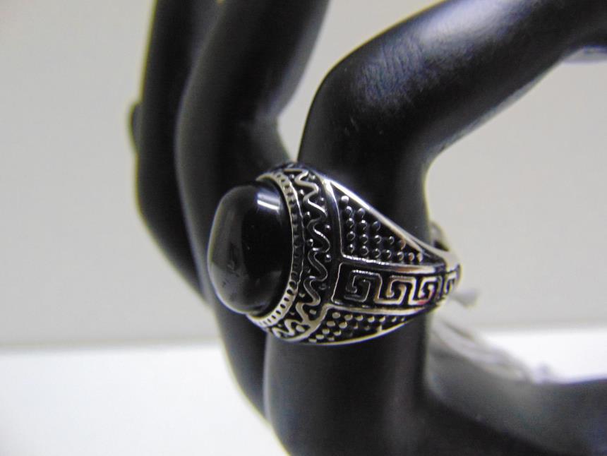 ANILLO CON PIEDRA NEGRA