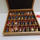 TABLERO DE AJEDREZ CON FICHAS DE PORCELANA