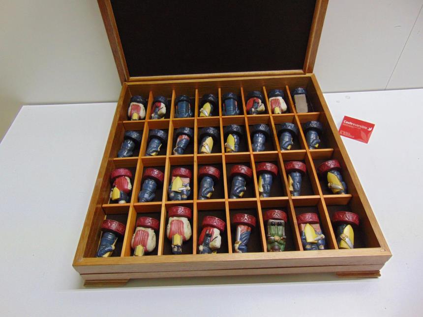 TABLERO DE AJEDREZ CON FICHAS DE PORCELANA
