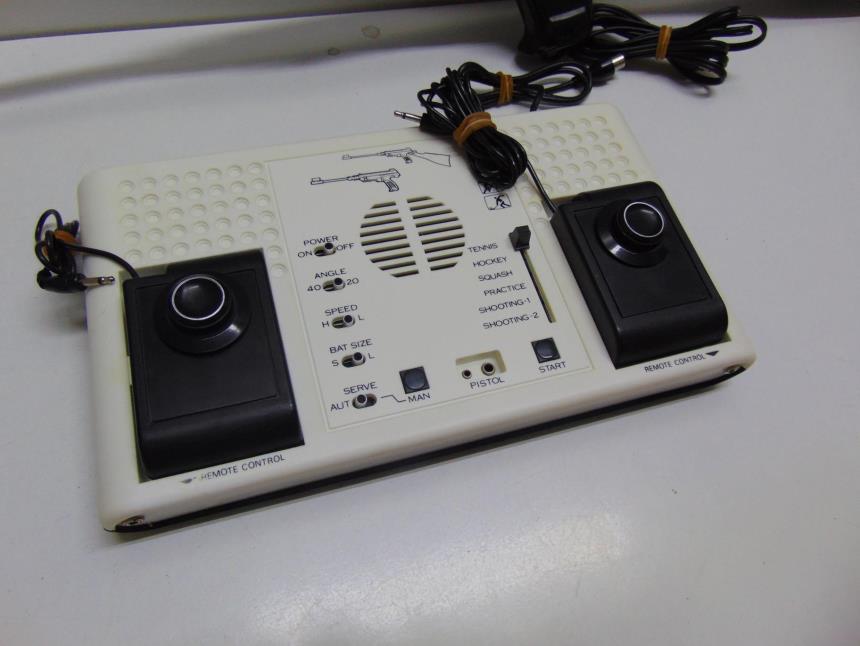 CONSOLA VINTAGE CON PISTOLA