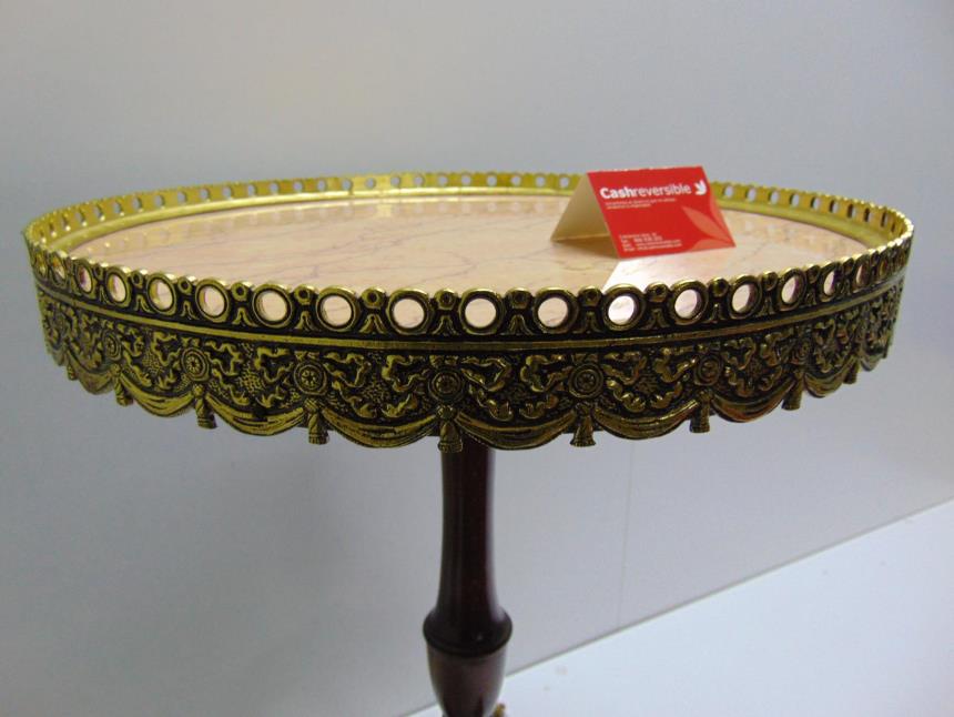 MESA VELADOR CON DETALLES EN BRONCE CLASICA
