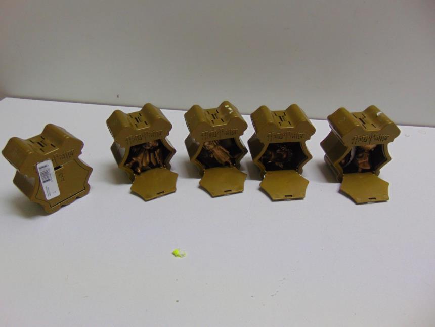 ESCUDO BAUL CON FIGURA HARRY POTTER