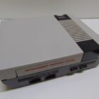CONSOLA DE 8 BITS CON MANDO Y JUEGO