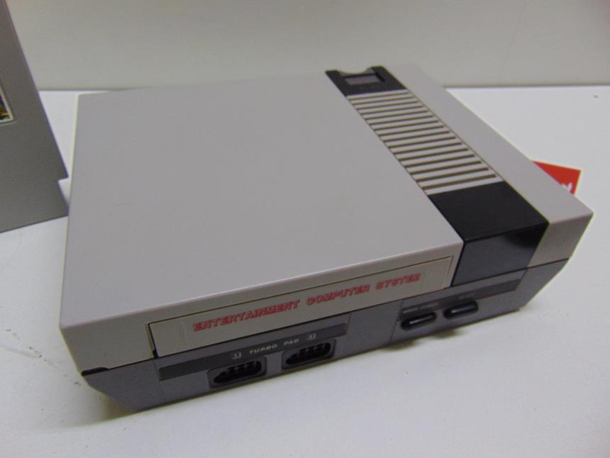 CONSOLA DE 8 BITS CON MANDO Y JUEGO