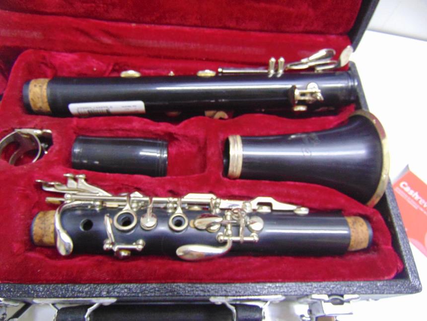CLARINETE CON MALETA