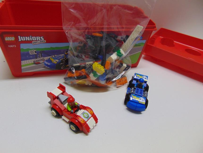 JUEGO DE PIEZAS DE LEGO CON CAJA PLASTICO