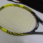 RAQUETA DE TENIS CON FUNDA *