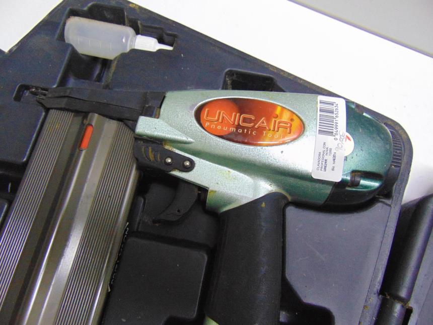 CLAVADORA PROFESIONAL CON MALETA