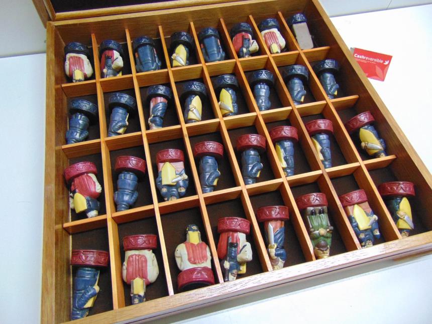 TABLERO DE AJEDREZ CON FICHAS DE PORCELANA