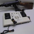 CONSOLA VINTAGE CON PISTOLA