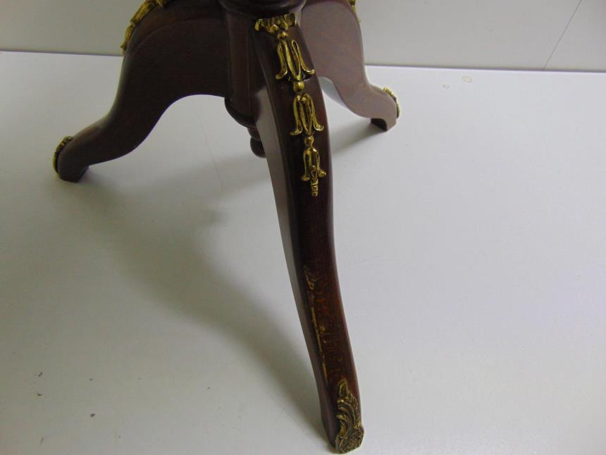 MESA VELADOR CON DETALLES EN BRONCE CLASICA