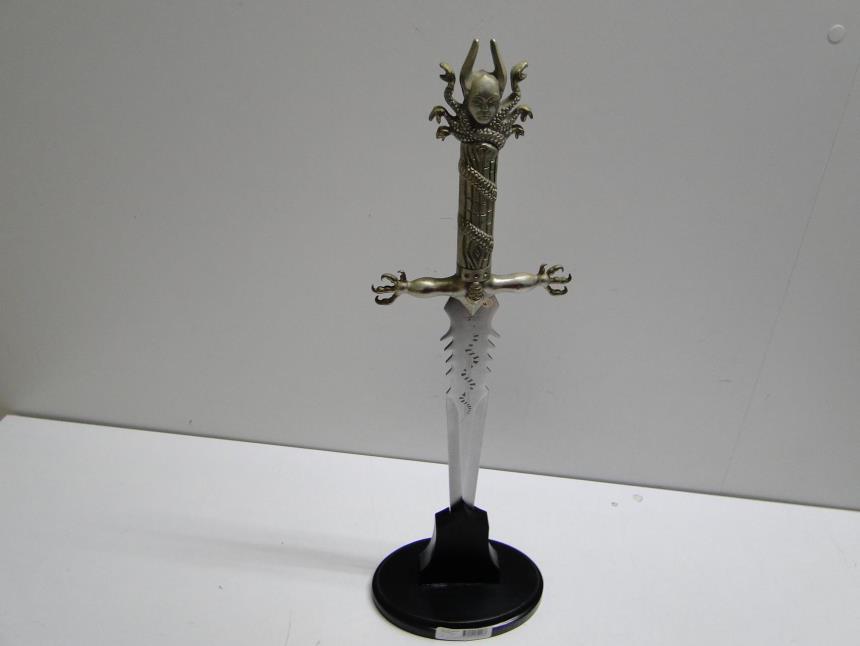 PUÑAL DECORATIVO CON PEANA