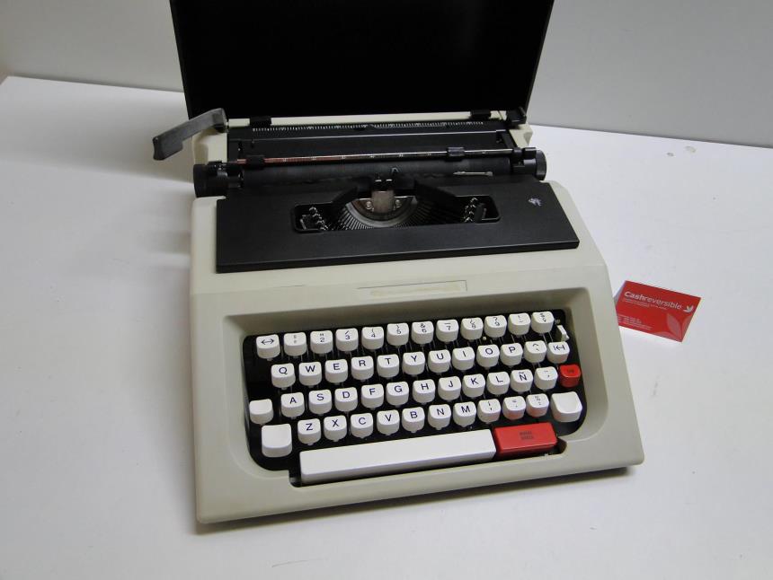 articulos_imagen1_173544.jpg MAQUINA DE ESCRIBIR CON MALETIN