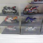 MOTO A ESCALA CON CAJA