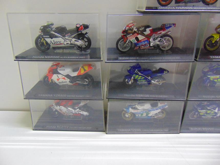 MOTO A ESCALA CON CAJA