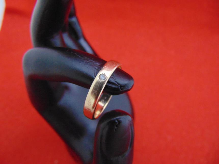 ANILLO DE ORO DE 18K CON UNA PIEDRA