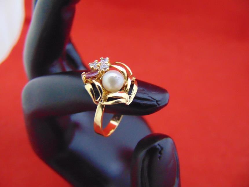 ANILLO DE ORO DE 18K CON PIEDRAS