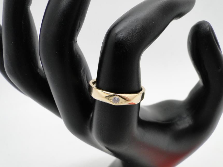 ANILLO DE ORO DE 18 K CON UNA PIEDRA