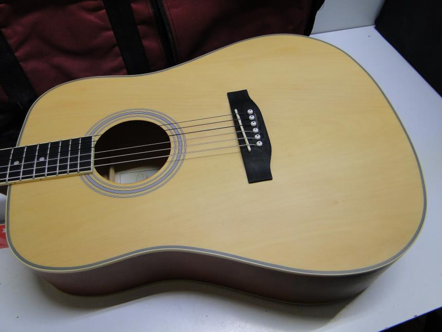 GUITARRA CON FUNDA PERFECTO ESTADO