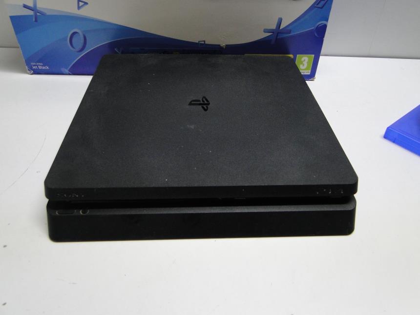 PS4 SLIM CON MANDO CAJA Y FIFA 18
