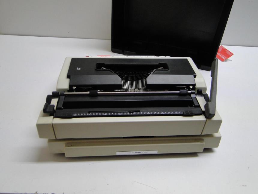MAQUINA DE ESCRIBIR CON MALETIN