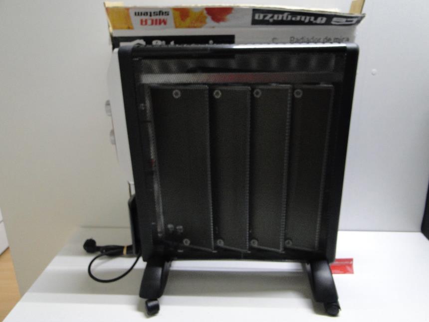 RADIADOR DE MICA CON RUEDAS Y CAJA PERFECTO ESTADO