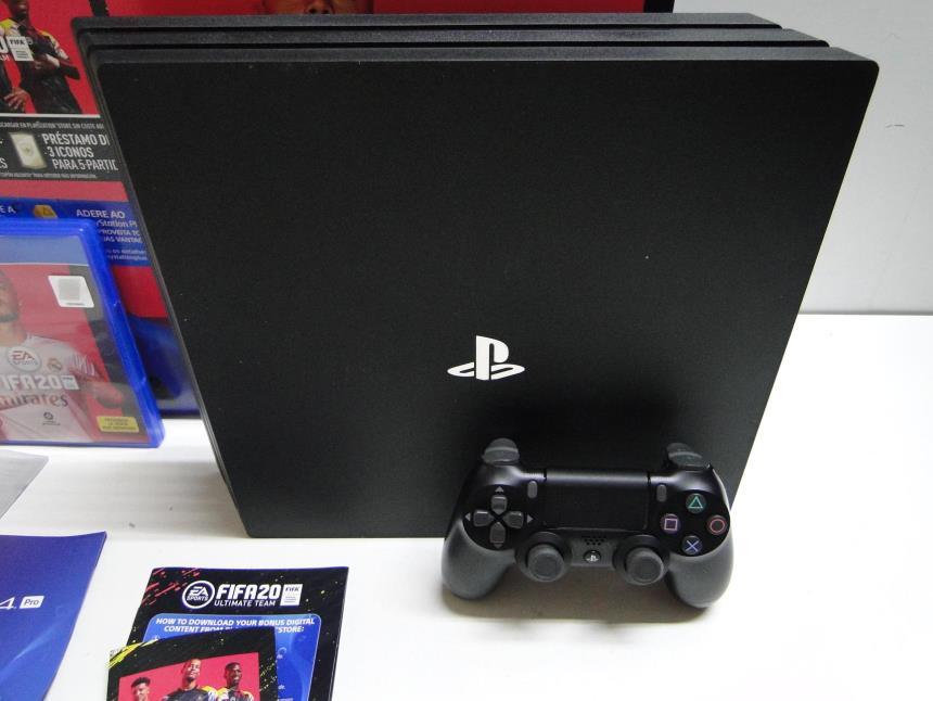 PS4 PRO CON MANDO JUEGO Y CAJA SEMINUEVA