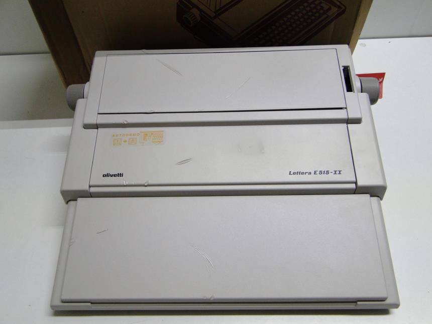 MAQUINA DE ESCRIBIR ELECTRICA CON CAJA