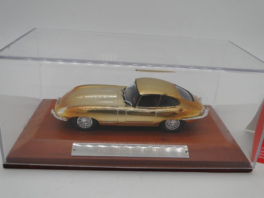 REPLICA DE COCHE A ESCALA