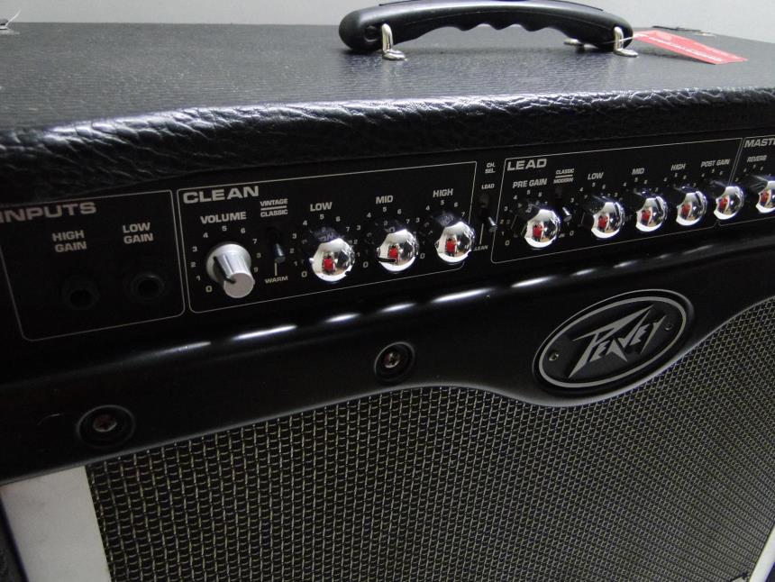 AMPLIFICADOR DE GUITARRA*