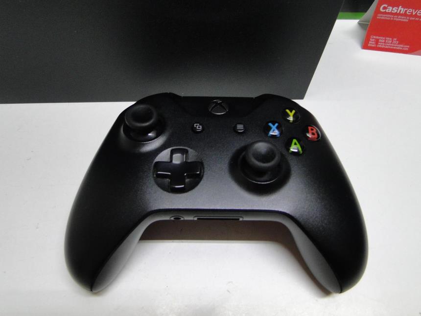 XBOX ONE X CON CAJA Y MANDO