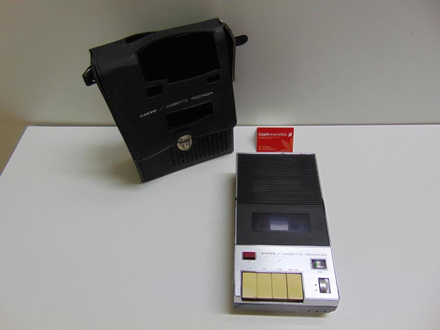 articulos_imagen1_122506.jpg GRABADORA VINTAGE CON FUNDA Y MICRO