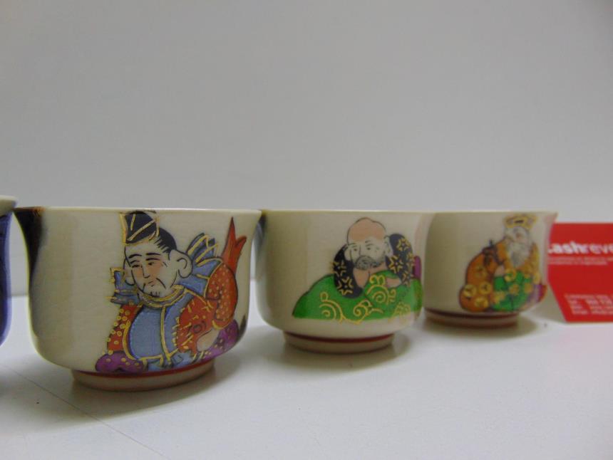 JUEGO DE 7 VASOS DE PORCELANA