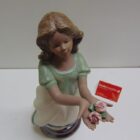 FIGURA CERAMICA MUJER CON FLORES