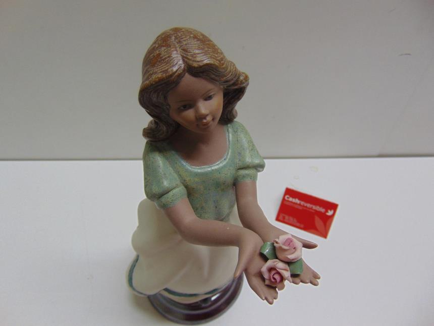 FIGURA CERAMICA MUJER CON FLORES