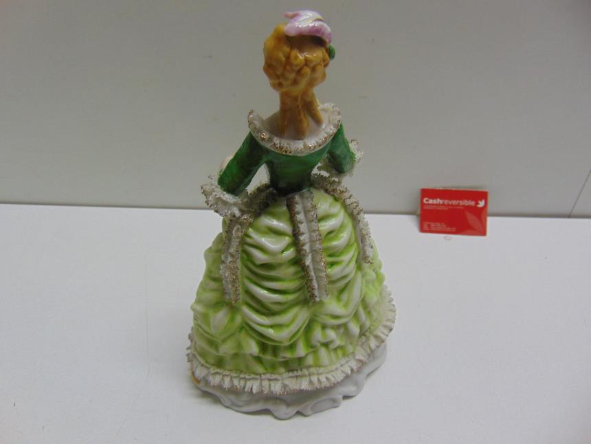 FIGURA DE PORCELANA DECORATIVA CLASICA