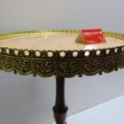MESA VELADOR CON DETALLES EN BRONCE CLASICA
