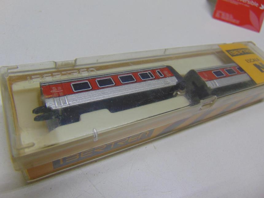 2 VAGONES DE TREN A ESCALA N