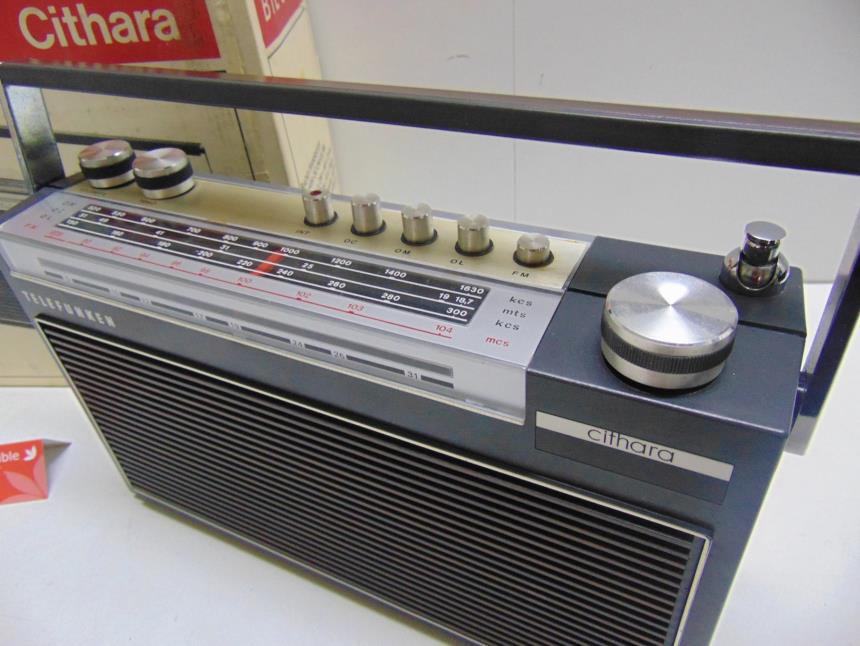 RADIO VINTAGE CON CAJA Y FUNDA*